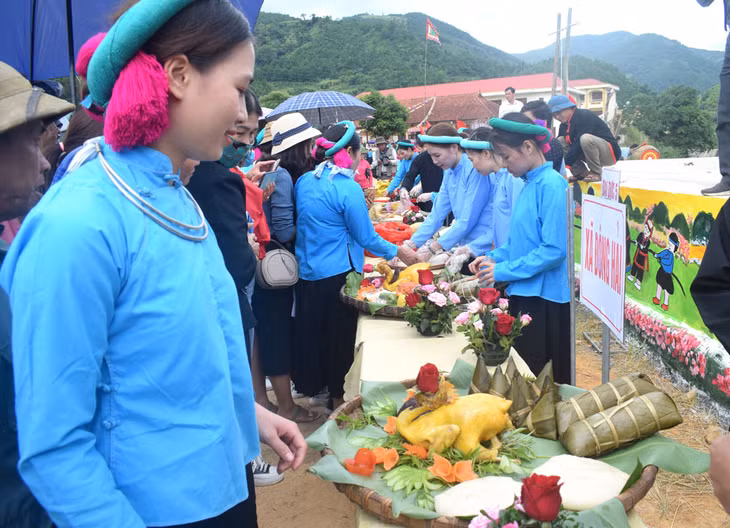 Thi trình bày mâm cỗ Sán Chỉ