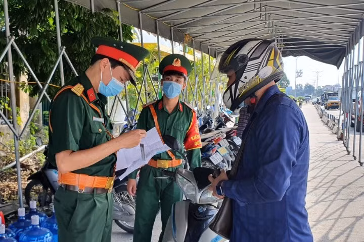 CBCS Bộ CHQS tỉnh, Ban CHQS TP Uông Bí làm nhiệm vụ tại Chốt kiểm soát phòng, chống dịch Covid-19 cầu Đá Bạc (TP Uông Bí).