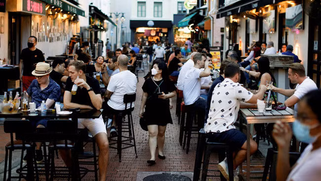 Người dân Singapore ăn uống ở khu Boat Quay ngày 24/9 - Ảnh: Reuters