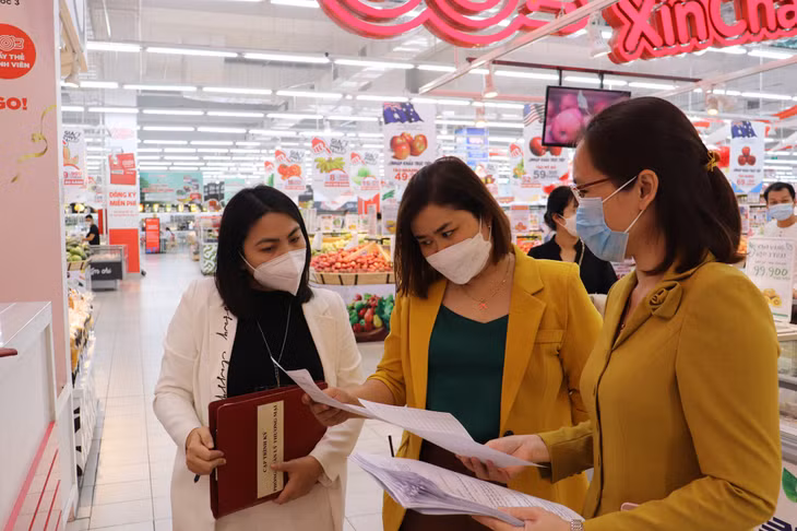 Sở Công Thương phát phiếu khảo sát cho cán bộ nhân viên làm việc tại siêu thị GO! Hạ Long.