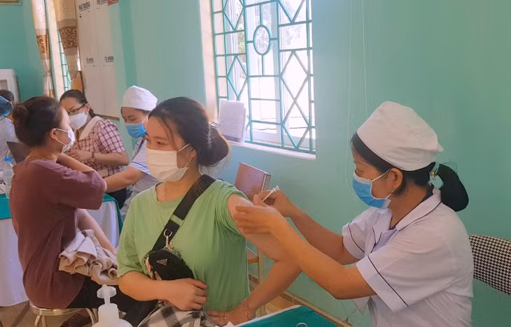 Nhân viên y tế tiêm chủng cho người dân trên địa bàn phường Hà An, TX Quảng Yên.