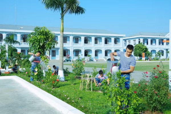Chăm sóc khuôn viên, vườn hoa cây cảnh, góp phần xây dựng doanh trại của Lữ đoàn chính quy, xanh, sạch, đẹp.