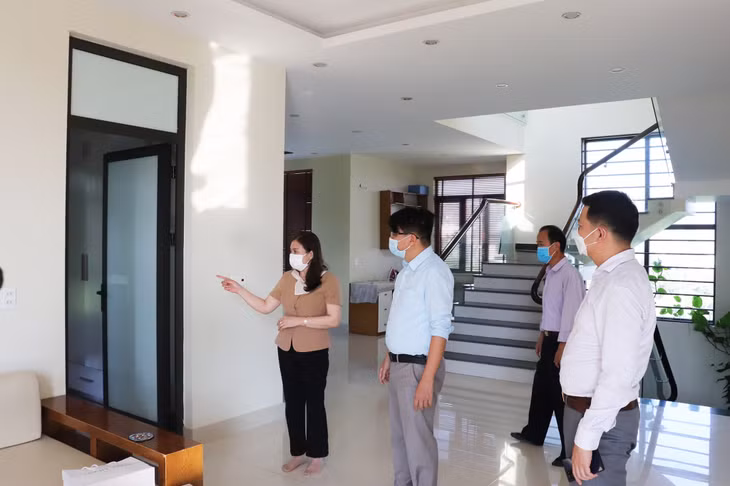 UBND xã Hạ Long rà soát các hộ gia đình đủ điều kiện cơ sở vật chất cho việc điều trị F0 không triệu chứng tại nhà.