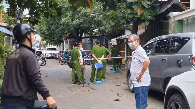 Công an phong tỏa, khám nghiệm hiện trường vụ án (Ảnh: PLO)