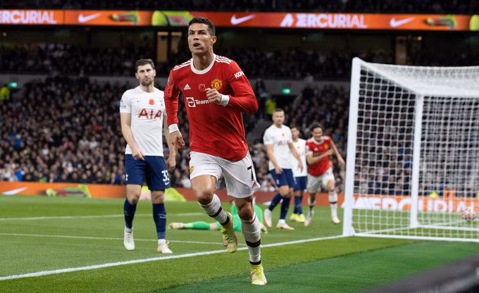 Ronaldo ghi bàn thứ bảy sau 10 trận cho Man Utd mùa này. Ảnh: The Sun