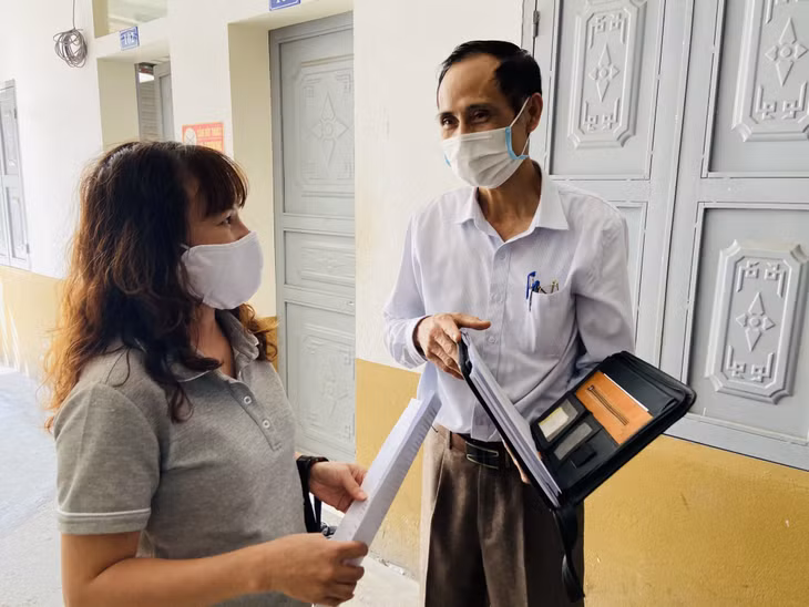 Ông Vũ Ngọc Nhiều, Bí thư Chi bộ, Trưởng khu phố 4 (phường Hồng Hà) trao đổi với chủ nhà trọ về công tác phòng, chống dịch trong triển khai mô hình tổ liên gia.