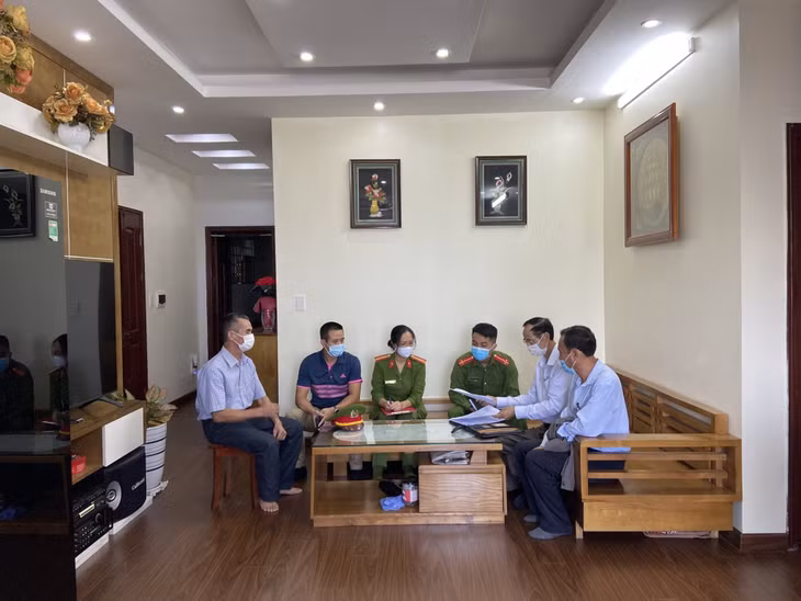 Công an phường Hồng Hà phối hợp với lãnh đạo khu phố 4 kiểm tra, nắm bắt việc triển khai mô hình tổ liên gia tại chung cư Licogi 18.1.