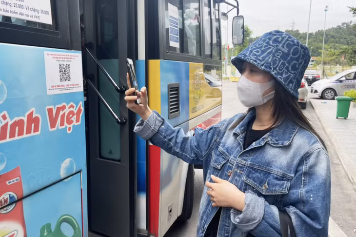 Hành khách quét mã QR trước khi lên xe tại Bến xe Bãi Cháy.