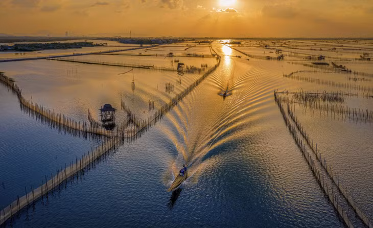 Hoàng hôn trên phá Tam Giang - Cầu Hai. (Ảnh: Kelvin Long)
