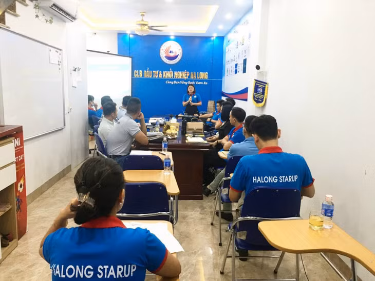 CLB Đầu tư và Khởi nghiệp TP Hạ Long tổ chức sinh hoạt hằng tháng.