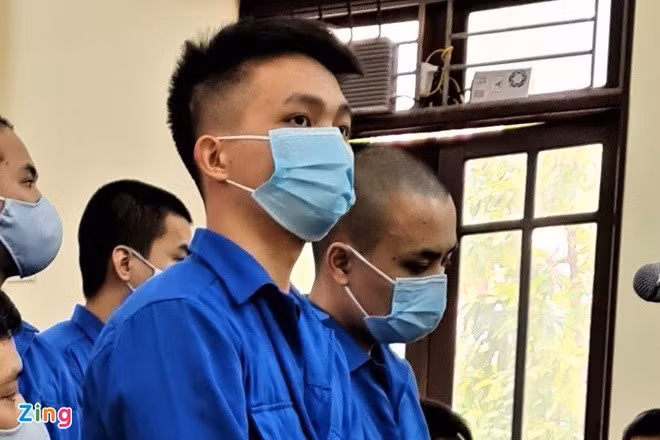 Tiến "Trắng" (bìa phải) hiện chấp hành mức án 3 năm tù và đang bị các cơ quan tiến hành tố tụng tỉnh Thái Bình truy tố về tội Cưỡng đoạt tài sản và Cố ý gây thương tích. Ảnh: H.L.