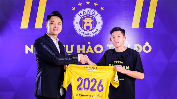 Hai Long (phải) gia nhập Hà Nội FC.