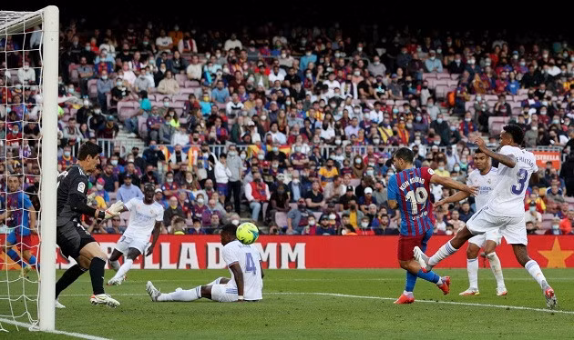 Bàn thắng muộn của Aguero không giúp Barca thoát thua.