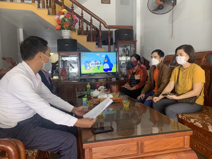 Anh Đoàn Hữu Mộc (bên trái) trao đổi với các thành viên Tổ phòng, chống dịch Covid-19 cộng đồng sau một buổi đi tuyên truyền.