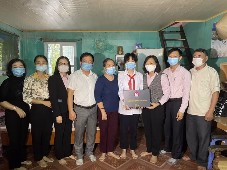 Lãnh đạo Ngân hàng CSXH chi nhánh Quảng Ninh trao tặng máy tính cho em Nguyễn Thị Hà Linh, phường Quảng Yên, TX Quảng Yên.