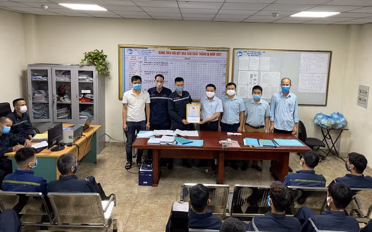 Lãnh đạo Công ty Than Hạ Long trao danh hiệu hình ảnh “Người thợ mỏ - Người chiến sĩ” cho thợ lò Đỗ Văn Hiệp, Phân xưởng Khai thác 4.