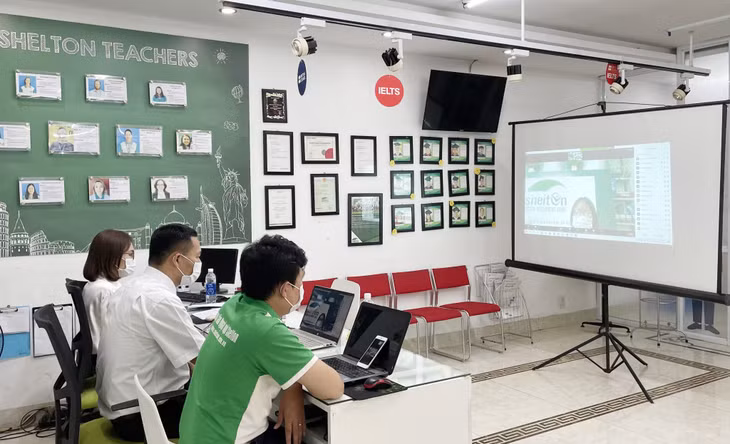 Tọa đàm trực tuyến về chuyển đổi số trong việc thúc đẩy dạy học ngoại ngữ tại Trung tâm Ngoại ngữ Shelton Hạ Long, ngày 2/10.