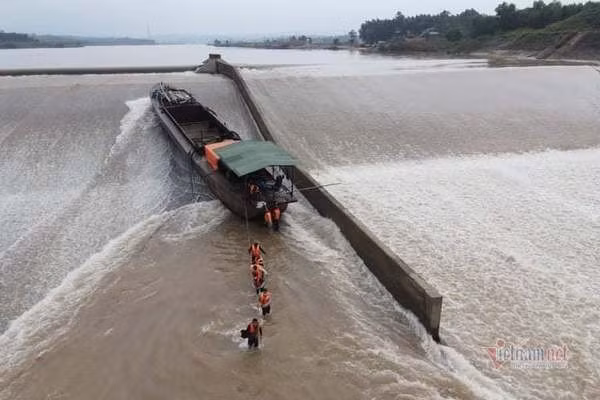 Lực lượng chức năng tiến hành cứu hộ tại khu vực tàu gặp nạn.