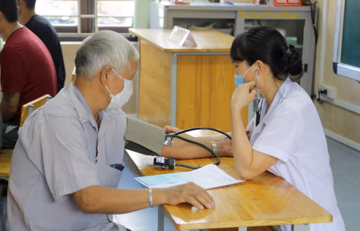 Nhân viên y tế thực hiện nghiêm quy trình khám sức khỏe sàng lọc trước tiêm cho người dân.