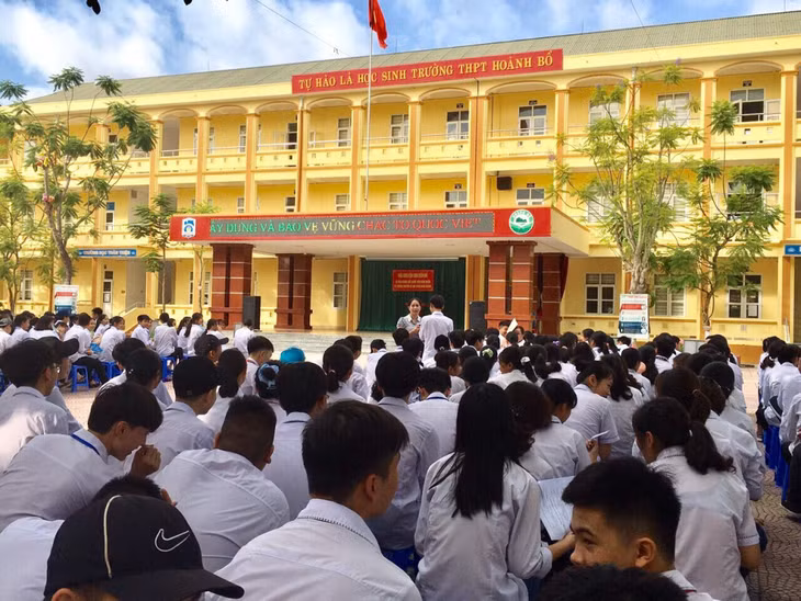 Học sinh Trường THPT Hoành Bồ (TP Hạ Long) tham gia buổi ngoại khóa về mất cân bằng giới tính khi sinh và chăm sóc SKSS vị thành niên, tháng 9/2020.