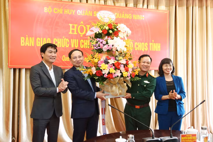 Các đồng chí: Nguyễn Xuân Ký, Ủy viên Trung ương Đảng, Bí thư Tỉnh ủy, Chủ tịch HĐND tỉnh, Bí thư Đảng ủy Quân sự tỉnh; Nguyễn Tường Văn, Phó Bí thư Tỉnh ủy, Chủ tịch UBND tỉnh; Trịnh Thị Minh Thanh, Phó Bí thư Tỉnh ủy, Phó Chủ tịch Thường trực HĐND tỉnh, tặng hoa chúc mừng đồng chí Đại tá Khúc Thành Dư, Chỉ huy trưởng Bộ CHQS tỉnh Quảng Ninh.