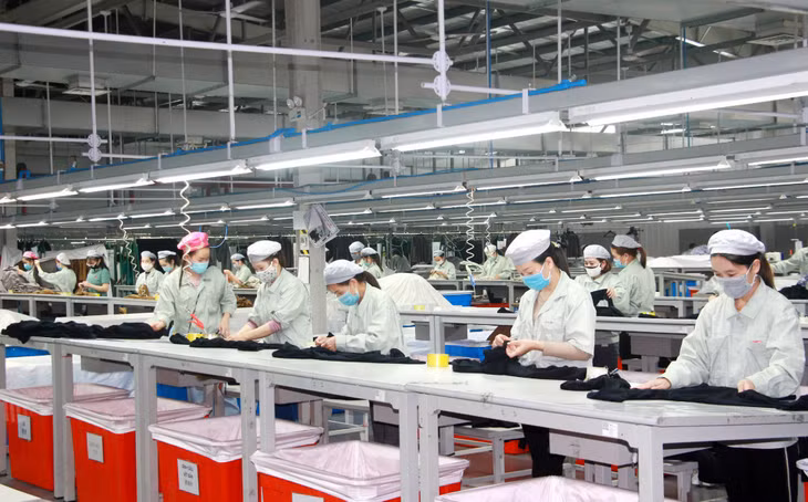 Dây chuyền sản xuất các sản phẩm dệt may tại Công ty TNHH May mặc Hoa Lợi Đạt Việt Nam tại KCN Cảng biển Hải Hà hoạt động ổn định, an toàn.