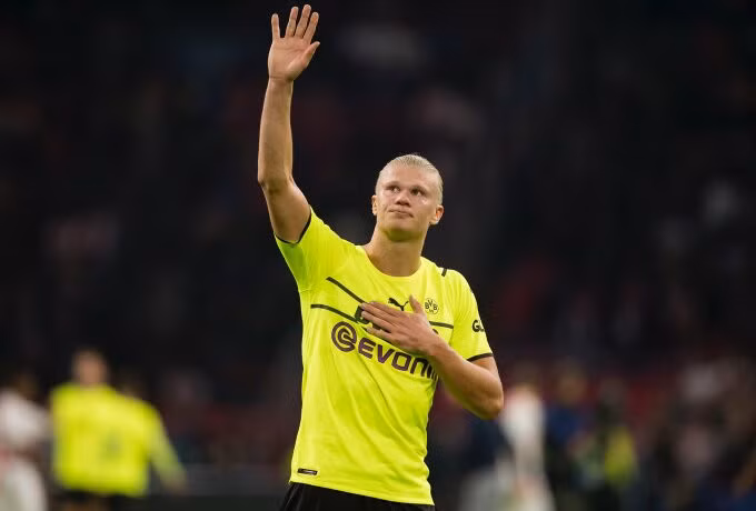 Haaland buồn khi vẫy tay cảm ơn người hâm mộ Dortmund cổ vũ cho anh và đồng đội trong thảm bại tại Amsterdam hôm 19/10. Ảnh: Twitter / BVB