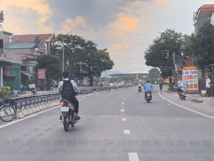 Học sinh điều khiển xe mô tô không đội mũ bảo hiểm. (Ảnh chụp ngày 25/9/2021)