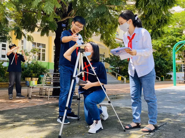 Tiết thực hành Toán của học sinh khối 9, Trường TH-THCS-THPT Văn Lang (TP Hạ Long).