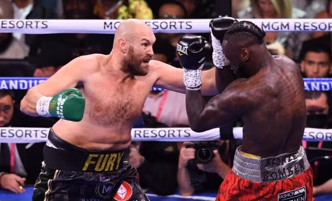 Đương kim vô địch WBC Tyson Fury (trái) áp đảo Deontay Wilder, trong trận so găng ở nhà thi đấu T-Mobile Arena tại Las Vegas, Nevada, 9/10/2021. Ảnh: AFP