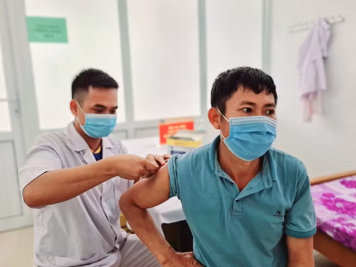 Người dân huyện đảo Cô Tô phấn khởi đi tiêm vắc-xin phòng Covid-19.