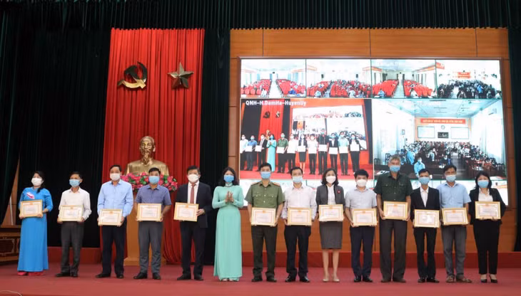 Huyện Đầm Hà khen thưởng các cá nhân có thành tích xuất sắc trong công tác xây dựng tổ chức cơ sở đảng và đảng viên giai đoạn 2010-2020.
