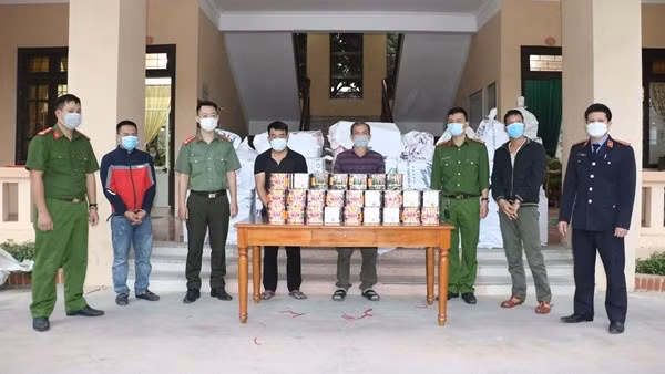 Các đối tượng và số tang vật bị cơ quan Công an thu giữ.
