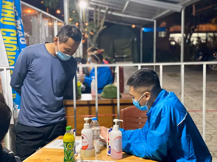 ĐVTN phường Mạo Khê (TX Đông Triều) hướng dẫn người dân khai báo y tế điện tử tại chốt kiểm soát thông tin cầu Đá Vách.