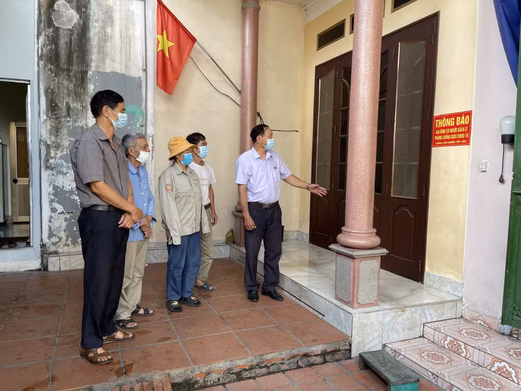 Đảng viên Chi bộ khu phố Vĩnh Tuy 2 giám sát chặt chẽ các trường hợp cách ly y tế tại nhà.