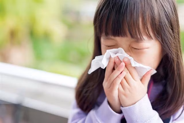 Trẻ xì mũi không đúng cách có thể gây vỡ các mạch máu nhỏ ở mũi gây chảy máu mũi.