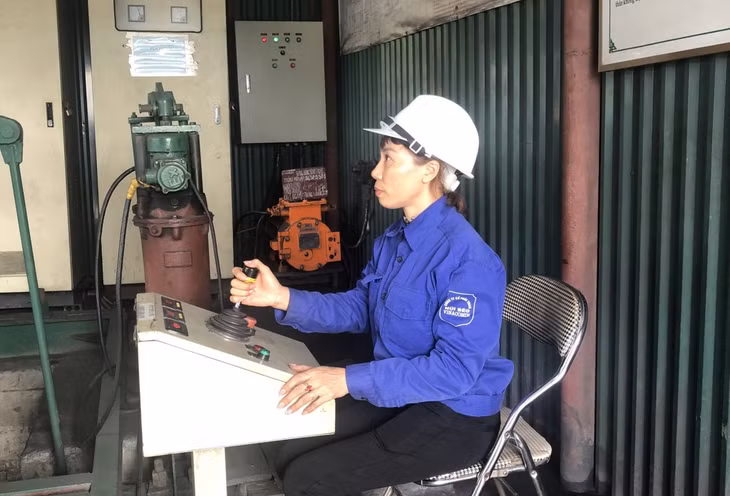 Chị Vân vận hành tời trục, một công việc trước đây chỉ dành cho nam giới.