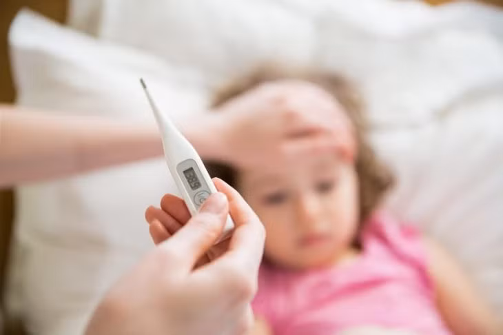 Sốt là một trong những dấu hiệu của viêm tiểu phế quản.