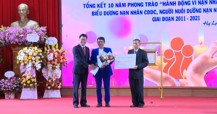 Lãnh đạo Sở LĐ,TB&amp;XH và Hội Nạn nhân chất độc da cam/dioxin Quảng Ninh tiếp nhận ủng hộ.