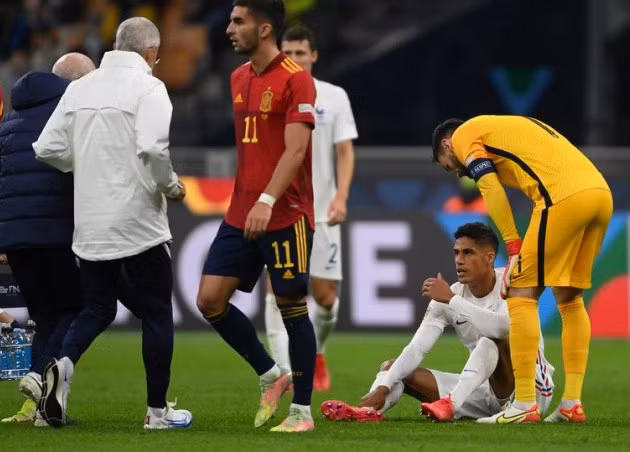 Varane dính chấn thương.