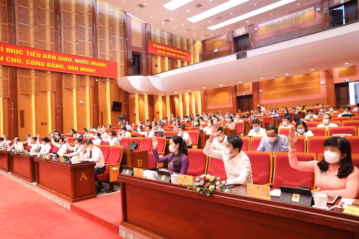 Tại kỳ họp thứ 2, HĐND tỉnh khóa XIV, các đại biểu HĐND tỉnh đã thống nhất thông qua Nghị quyết về phát triển KT-XH gắn với đảm bảo quốc phòng - an ninh các xã, thôn, bản vùng đồng bào DTTS, miền núi, hải đảo tỉnh Quảng Ninh.
