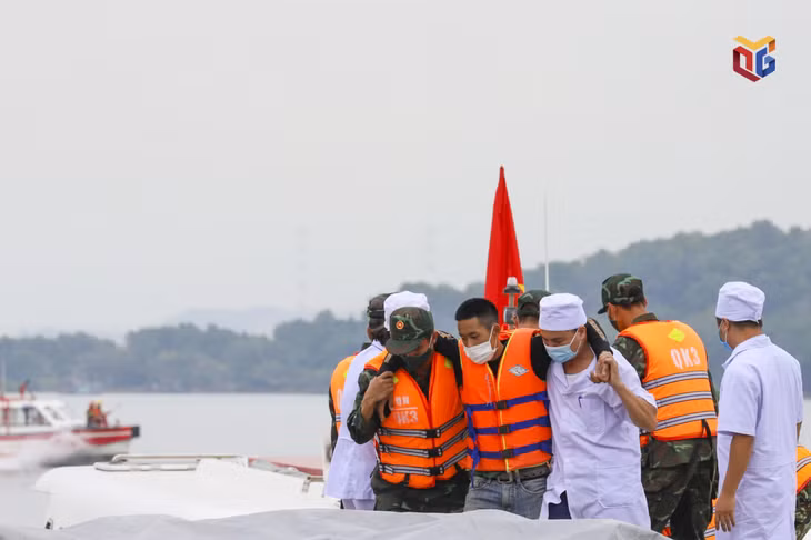 Lực lượng y tế sơ cứu cho các nạn nhân,...
