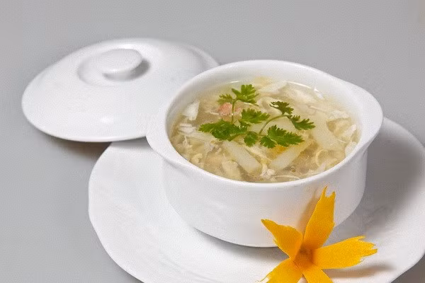 Trẻ bị viêm VA nên ăn thức ăn lỏng, dễ tiêu, giàu dinh dưỡng như súp...