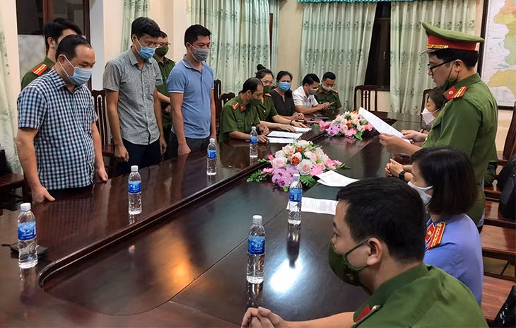 Cơ quan Cảnh sát điều tra đọc quyết định khởi tố bị can đối với các đối tượng.