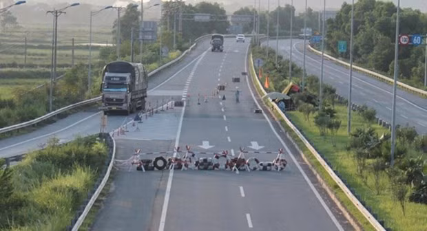 Pho Thu tuong yeu cau lam ro viec chan xe tren cao toc Lao Cai-Noi Bai hinh anh 1