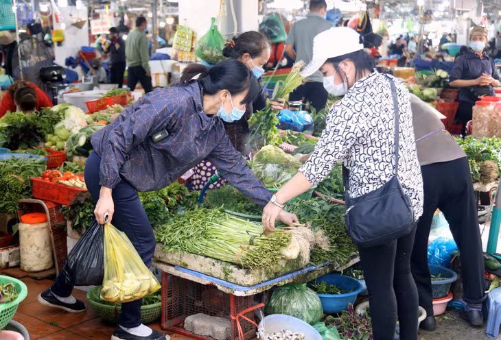 Người dân chọn mua rau tại chợ Hạ Long 1. Tuy giá tăng rất cao nhưng rau xanh vẫn là mặt hàng có sức tiêu thụ lớn, bởi đây là một trong những loại thực phẩm thiết yếu nhất hằng ngày.