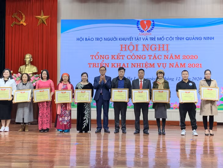 Doanh nhân Phạm Thị Cúc (thứ 5, trái sang) nhận Bằng khen của Hội Bảo trợ người khuyết tật và trẻ mồ côi tỉnh, tháng 12/2020.