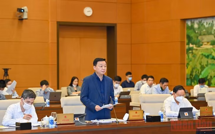Bộ trưởng Tài nguyên và Môi trường Trần Hồng Hà trình bày tờ trình. (Ảnh: Duy Linh)