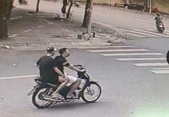 Hình ảnh Toàn đèo Tú đi tăm tia bị camera ghi lại.