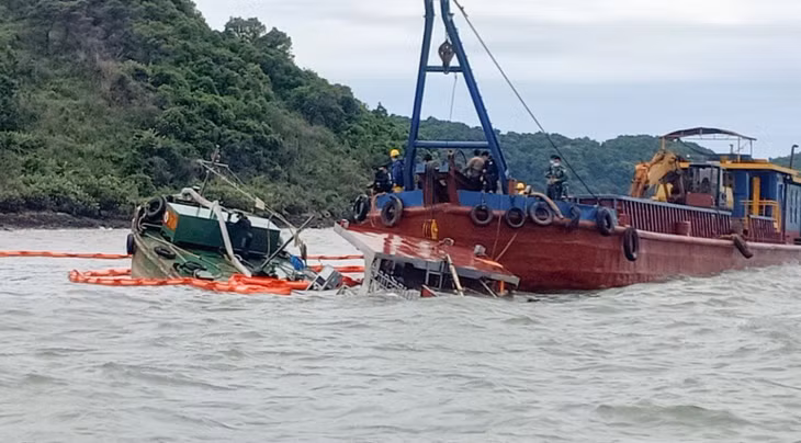 Ngay sau khi tiếp nhận tin báo, tàu của lực lượng chức năng tiếp cận hiện trường vụ tai nạn.